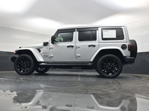 Used 2022 Jeep Wrangler Unlimited Sahara AWD/4WD image 39