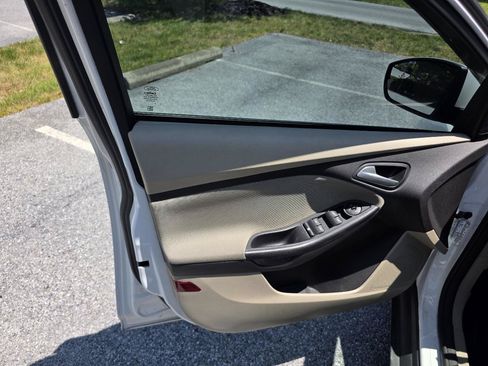 Used 2013 Ford Focus SE w/ SE Winter Pkg FWD image 10