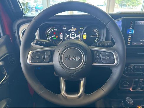 Used 2025 Jeep Wrangler Sahara image 18