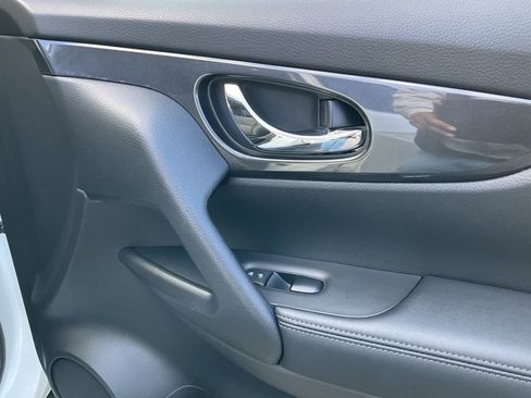 Used 2018 Nissan Rogue SV image 64