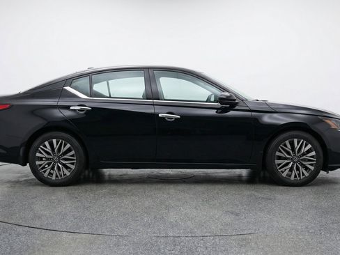 Used 2025 Nissan Altima 2.5 SV FWD image 11