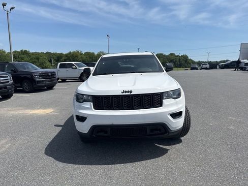 Used 2019 Jeep Grand Cherokee Laredo AWD/4WD image 2