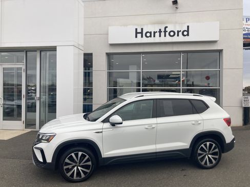 Certified 2024 Volkswagen Taos SE image 1