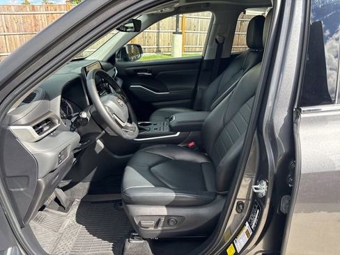 Used 2022 Toyota Highlander XLE image 16