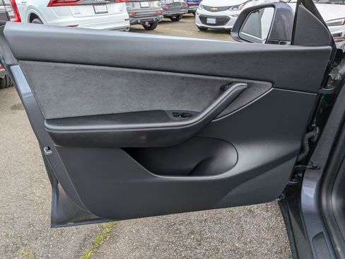 Used 2021 Tesla Model Y Long Range image 9