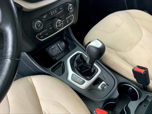 Used 2015 Jeep Cherokee Latitude w/ Comfort/Convenience Group FWD image 17