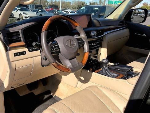 Used 2020 Lexus LX 570 4WD w/ Luxury Package image 16