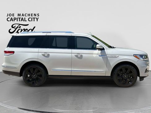 Used 2023 Lincoln Navigator Reserve AWD/4WD image 3