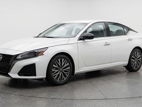 Used 2025 Nissan Altima 2.5 SV FWD image 3