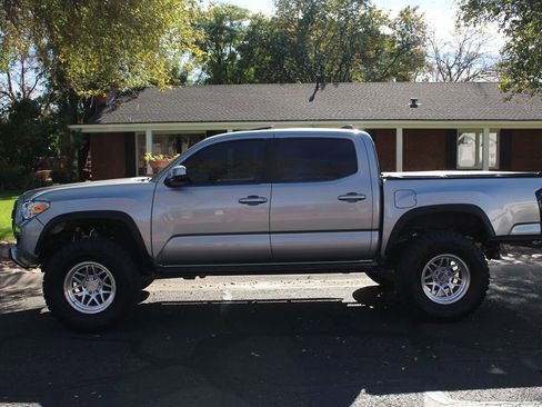 Used 2017 Toyota Tacoma TRD Off-Road image 2