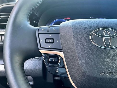 Used 2023 Toyota Crown Limited image 11