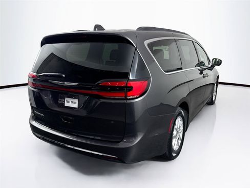 Used 2022 Chrysler Pacifica Touring-L FWD image 2