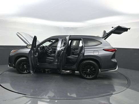 Used 2023 Toyota Highlander XSE FWD image 38