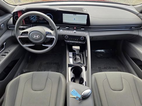 Used 2025 Hyundai Elantra SEL image 21