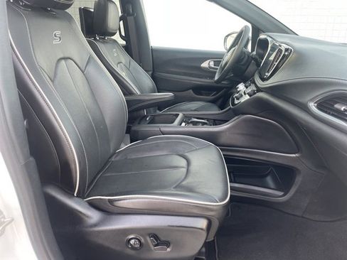 Used 2023 Chrysler Pacifica Limited w/ Uconnect Theater Family Group image 20