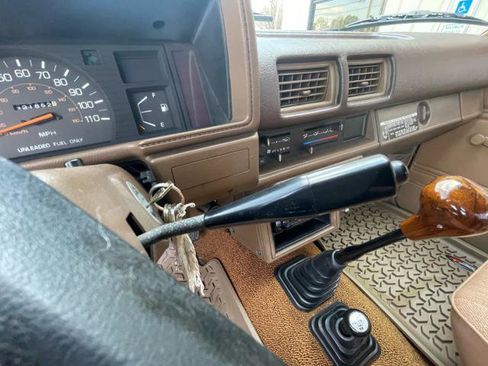 Used 1987 Toyota Pickup 4x4 Regular Cab image 21