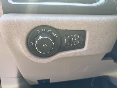 Used 2024 Chrysler Pacifica Touring-L FWD image 32