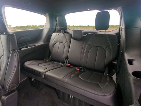New 2026 Chrysler Pacifica Select image 16