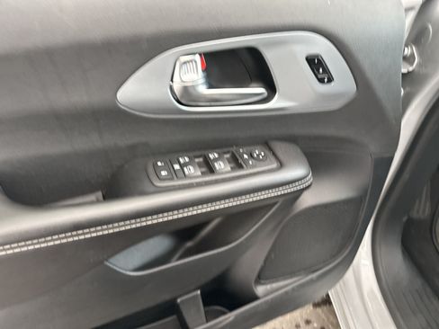 Used 2026 Chrysler Pacifica Limited FWD image 14
