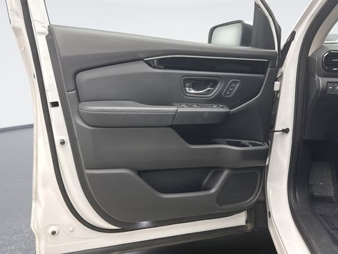 Used 2023 Honda Pilot Touring image 9