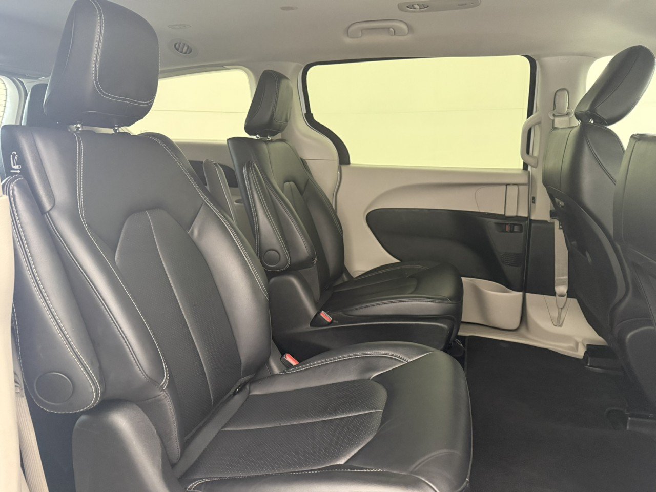 Used 2024 Chrysler Pacifica Limited FWD image 13