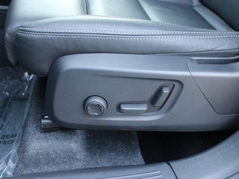 Used 2025 Volvo XC40 B5 Plus image 14