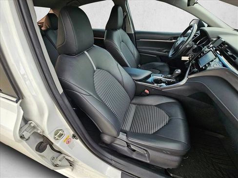 Used 2018 Toyota Camry SE FWD image 18