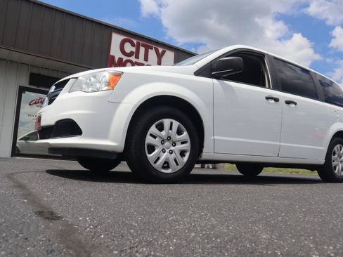 Used 2019 Dodge Grand Caravan SE w/ UConnect Hands-Free Group FWD image 19