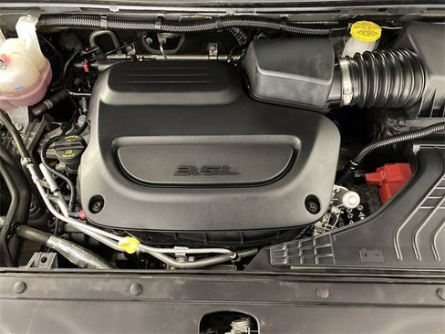 Used 2025 Chrysler Pacifica Limited image 36