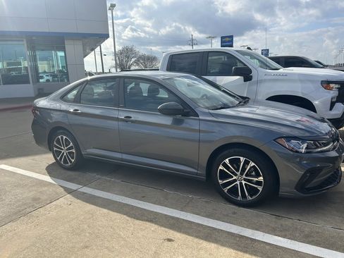 Used 2025 Volkswagen Jetta Sport image 1