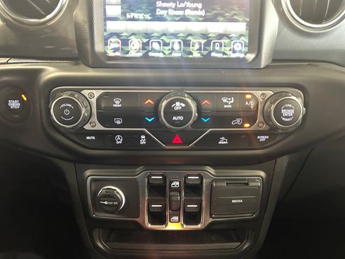 Used 2023 Jeep Wrangler Unlimited Sahara AWD/4WD image 16