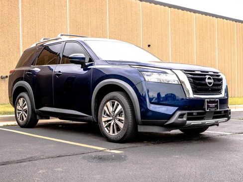 Used 2023 Nissan Pathfinder SL FWD image 2