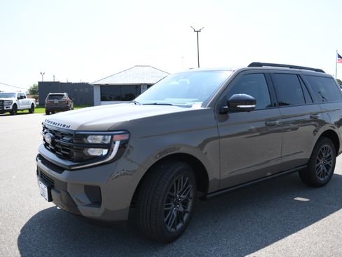 New 2027 Ford Expedition Platinum w/ Stealth Appearance Package RWD image 6