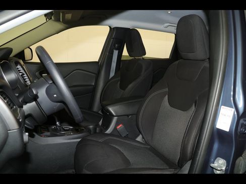 Used 2019 Jeep Cherokee Latitude w/ Popular Appearance Group image 4