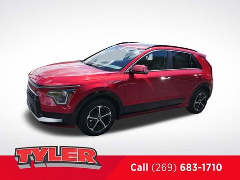 Used 2025 Kia Niro SX image 3