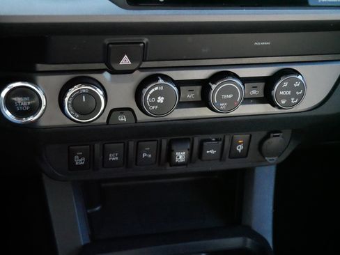 Used 2020 Toyota Tacoma TRD Off-Road w/ Technology Package image 23