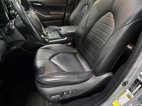 Used 2021 Toyota Highlander XLE image 22