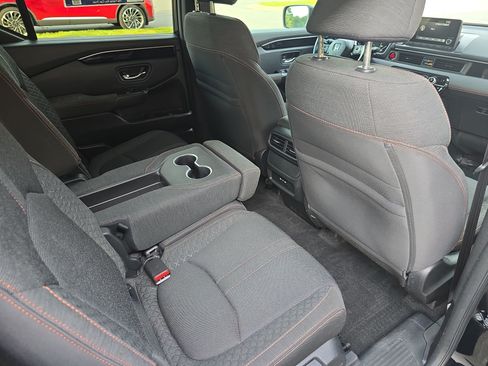 Used 2025 Honda Pilot Sport image 11
