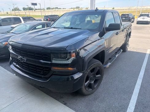 Used 2018 Chevrolet Silverado 1500 Custom w/ Custom Convenience Package AWD/4WD image 1