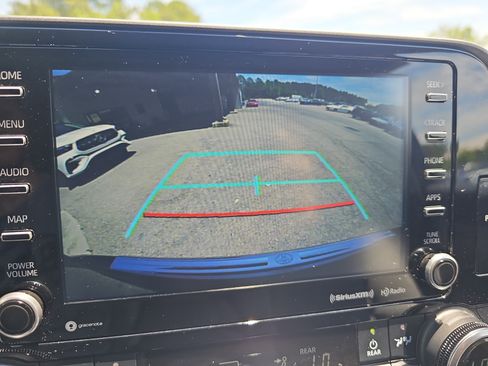 Used 2020 Toyota Highlander LE FWD image 24