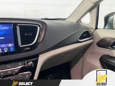 Used 2018 Chrysler Pacifica Touring-L Plus w/ Tire & Wheel Group FWD image 24