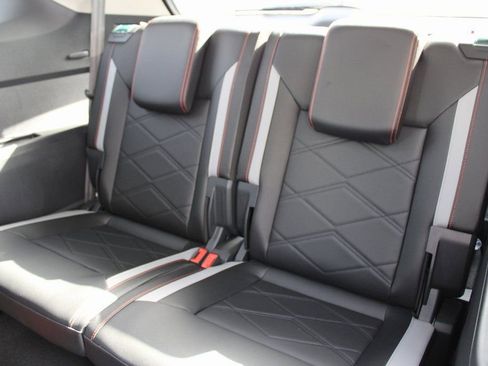 Used 2025 Volkswagen Atlas Peak Edition SE image 21