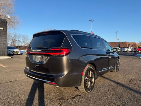 Used 2022 Chrysler Pacifica Limited AWD/4WD image 5
