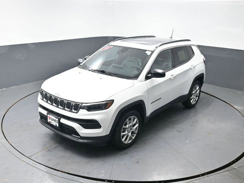 Used 2024 Jeep Compass Latitude w/ Sun and Sound Group image 19