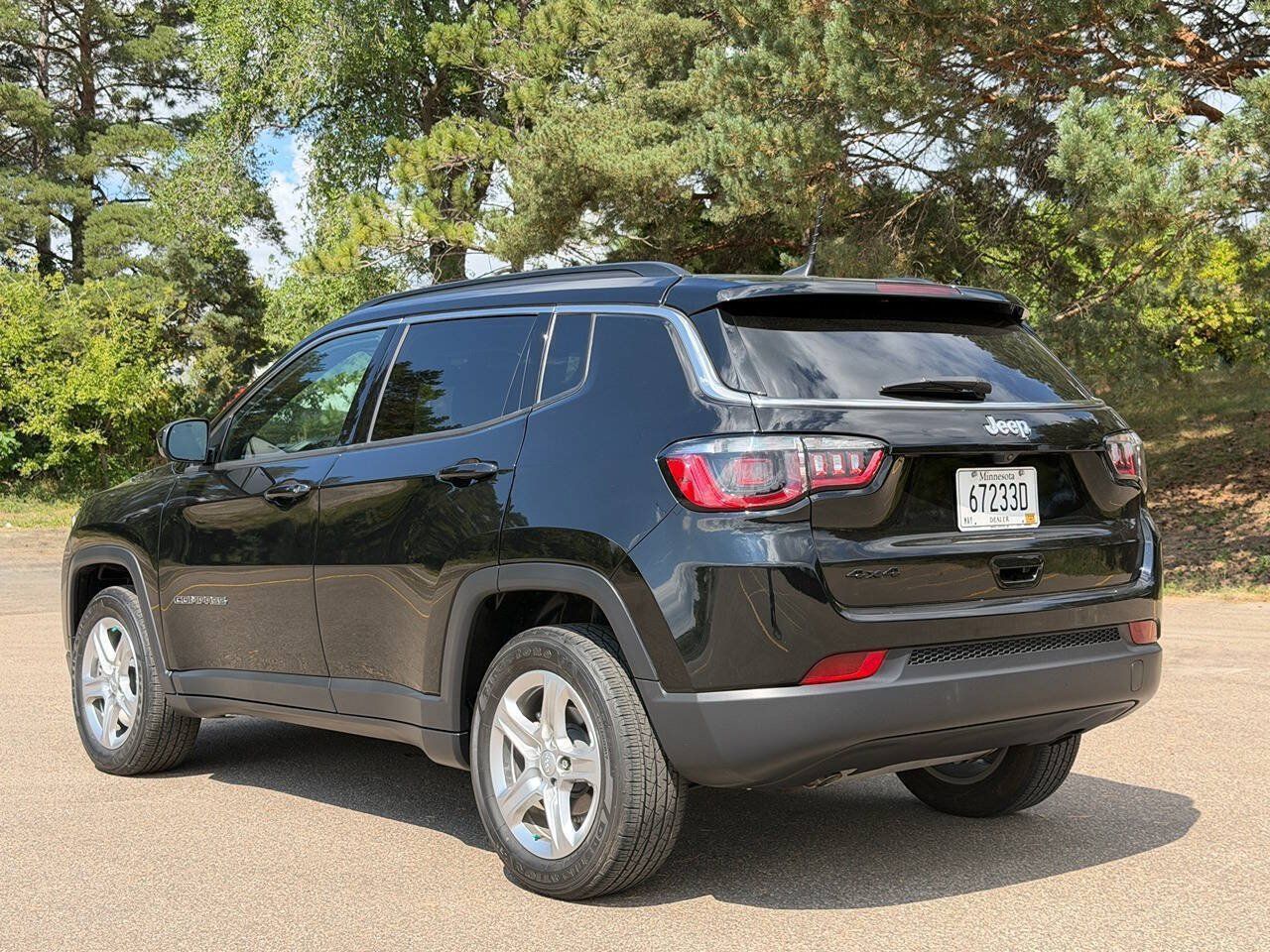 Used 2024 Jeep Compass Latitude w/ Convenience Group AWD/4WD image 3
