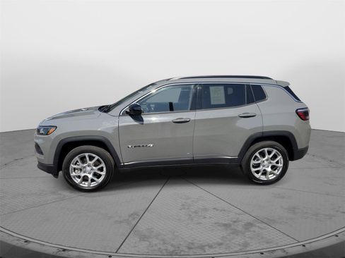 Used 2023 Jeep Compass Latitude AWD/4WD image 5
