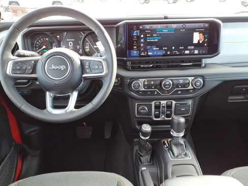 Used 2025 Jeep Wrangler Unlimited Sahara image 9