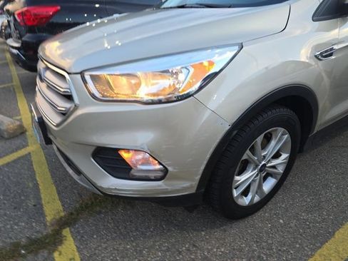 Used 2018 Ford Escape SE w/ SE Sync 3 Package FWD image 3
