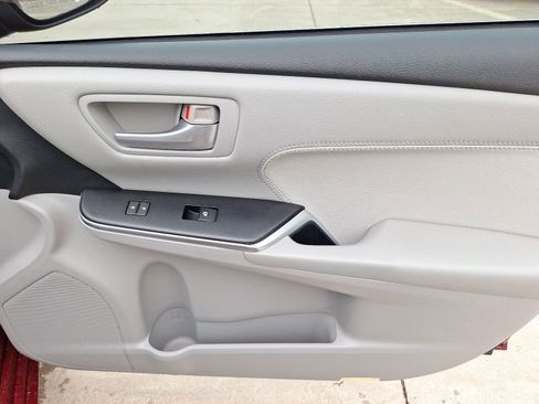 Used 2015 Toyota Camry XLE w/ Moonroof Package FWD image 35