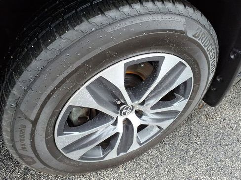 Used 2023 Toyota Highlander XLE image 9